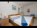 Апартаменты Vlado - cosy & afordable: SA1(2), A2(3), A3(5) Супетар - Остров Брач  - Апартамент - A2(3): спальная комната