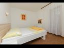 Апартаменты Vlado - cosy & afordable: SA1(2), A2(3), A3(5) Супетар - Остров Брач  - Апартамент - A3(5): спальная комната