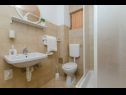 Апартаменты Vlado - cosy & afordable: SA1(2), A2(3), A3(5) Супетар - Остров Брач  - Студия- апартамент - SA1(2): ванная комната с туалетом