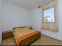 Апартаменты Silvana - economy apartments : A1(4), A3(2+1), A2(2) Супетар - Остров Брач  - Апартамент - A3(2+1): спальная комната