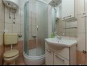 Апартаменты Silvana - economy apartments : A1(4), A3(2+1), A2(2) Супетар - Остров Брач  - Апартамент - A3(2+1): ванная комната с туалетом