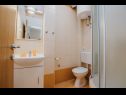 Апартаменты Dome - 30 m from beach : A1(4), A2(4), A3(4) Арбания - Остров Чиово  - Апартамент - A1(4): ванная комната с туалетом