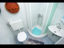 Апартаменты Dome - 30 m from beach : A1(4), A2(4), A3(4) Арбания - Остров Чиово  - Апартамент - A2(4): ванная комната с туалетом