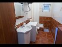 Апартаменты Ivica - 150 m from sea: A1(7), A2(4) Мастринка - Остров Чиово  - Апартамент - A1(7): ванная комната с туалетом
