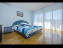 Апартаменты Ljuba - nice garden: A2(4+1) Plavi, A4(8+1), A1(2+2) Округ Горни - Остров Чиово  - Апартамент - A4(8+1): спальная комната