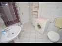 Апартаменты Ljuba - nice garden: A2(4+1) Plavi, A4(8+1), A1(2+2) Округ Горни - Остров Чиово  - Апартамент - A2(4+1) Plavi: ванная комната с туалетом
