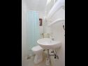 Апартаменты Dane - 30m from the sea: A1(4+1), A2(4+1), A3(3+2), A4(2+3) Округ Горни - Остров Чиово  - Апартамент - A3(3+2): ванная комната с туалетом