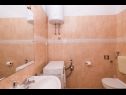Апартаменты Ivica - garden terrace A1(2), A2(2+2) Слатине - Остров Чиово  - Апартамент - A1(2): ванная комната с туалетом