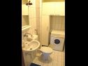 Апартаменты Eden - 30m from the sea A1(4+2), A2(2+2) Слатине - Остров Чиово  - Апартамент - A1(4+2): ванная комната с туалетом