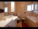 Апартаменты Mihovilovic - 50 m from beach: A1(4), A2(6+1), A3(4+2), A4(2+1) Слатине - Остров Чиово  - Апартамент - A2(6+1): ванная комната с туалетом