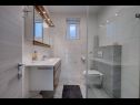 Апартаменты Miro SA1(2), SA3(2), A2 Maisonette(2+2), A4(6+2), A5(6+2)  Цриквеница - Ривьера Црквеница  - Апартамент - A4(6+2): ванная комната с туалетом