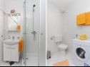 Апартаменты Mira - comfy with garden : A1 Žuti (2+2), A2 Crveni (2+2) Дубровник - Ривьера Дубровник  - Апартамент - A1 Žuti (2+2): ванная комната с туалетом