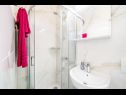 Апартаменты и комнаты  Bari - 10 km from airport: A1(2), A2(2), R2(2), R3(2), R4(2) Купари - Ривьера Дубровник  - Апартамент - A1(2): ванная комната с туалетом