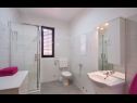 Апартаменты Svjetlana SA1(2+1), SA2(2+1), SA3(2) Пула - Истра  - Студия- апартамент - SA1(2+1): ванная комната с туалетом