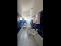 Апартаменты Mirjana: sea view & balcony: A1 MN (2+1), A2 JN (2+1) Башка Вода - Ривьера Макарска  - Апартамент - A1 MN (2+1): ванная комната с туалетом