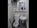 Апартаменты Jasna - family friendly: A1 Prizemlje (2+2), A2 Gornji (2+2) Башка Вода - Ривьера Макарска  - Апартамент - A1 Prizemlje (2+2): ванная комната с туалетом