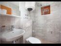 Апартаменты Ante M - 100 m from beach: A1(4+2), A2(4+2), C3(2) Брела - Ривьера Макарска  - Апартамент - A1(4+2): ванная комната с туалетом