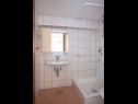 Апартаменты Ante M - 100 m from beach: A1(4+2), A2(4+2), C3(2) Брела - Ривьера Макарска  - Апартамент - C3(2): ванная комната с туалетом