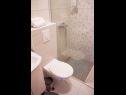 Апартаменты Ante - seaview A1(5), SA2(3), SA3(2+1) Брела - Ривьера Макарска  - Апартамент - A1(5): ванная комната с туалетом