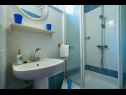 Апартаменты Lovre - close to the sea : A1(6), A2(4+1) prizemlje, A3(5) Брела - Ривьера Макарска  - Апартамент - A3(5): ванная комната с туалетом