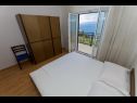 Апартаменты Miljko - 80 m from beach: A1(6), SA2(2), A10(4+1), A11(2+2) Брела - Ривьера Макарска  - Апартамент - A10(4+1): спальная комната