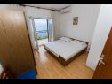Апартаменты Miljko - 80 m from beach: A1(6), SA2(2), A10(4+1), A11(2+2) Брела - Ривьера Макарска  - Апартамент - A10(4+1): спальная комната