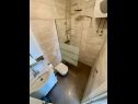 Апартаменты Via - 250 m from sea: SA2(2), SA3(2), SA4(2), SA1(2) Брела - Ривьера Макарска  - Студия- апартамент - SA3(2): ванная комната с туалетом