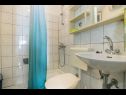 Апартаменты Mira - economy: A1(2+2), SA2(2), SA3(2) Игране - Ривьера Макарска  - Студия- апартамент - SA3(2): ванная комната с туалетом