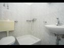 Апартаменты Željko - spacious and affordable A1(6+2), SA2(2), SA3(2), SA4(2+1) Макарска - Ривьера Макарска  - Студия- апартамент - SA3(2): ванная комната с туалетом