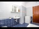Апартаменты Željko - spacious and affordable A1(6+2), SA2(2), SA3(2), SA4(2+1) Макарска - Ривьера Макарска  - Студия- апартамент - SA4(2+1): ванная комната с туалетом