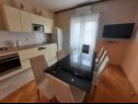 Апартаменты Željko - spacious and affordable A1(6+2), SA2(2), SA3(2), SA4(2+1) Макарска - Ривьера Макарска  - Апартамент - A1(6+2): кухня и столовая