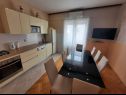 Апартаменты Željko - spacious and affordable A1(6+2), SA2(2), SA3(2), SA4(2+1) Макарска - Ривьера Макарска  - Апартамент - A1(6+2): кухня и столовая