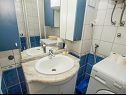 Апартаменты Mila - 2 bedrooms and free parking: A4(4), A5(5) Макарска - Ривьера Макарска  - Апартамент - A5(5): ванная комната с туалетом