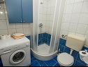 Апартаменты Mila - 2 bedrooms and free parking: A4(4), A5(5) Макарска - Ривьера Макарска  - Апартамент - A5(5): ванная комната с туалетом