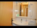 Апартаменты и комнаты  Ljuba - 130 meter from sea SA1(2), SA2(2+1), SA6(2+1), A4(2+1), R3(2+1), R7(2+1) Макарска - Ривьера Макарска  - Студия- апартамент - SA1(2): ванная комната с туалетом