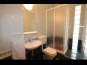Апартаменты и комнаты  JoviZe - free parking R1(2+1), R2(2+1), R3(2), A4(2+2), A5(2+2), A6(2+2), SA7(2) Макарска - Ривьера Макарска  - Количество людей - R3(2): ванная комната с туалетом