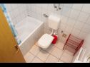 Апартаменты Ruza - sea view: A1(4), A2(4), A4(3+2), SA5(2), SA6(2+1), SA7(2), A8(2+2) Макарска - Ривьера Макарска  - Апартамент - A1(4): ванная комната с туалетом