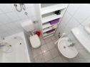 Апартаменты Ruza - sea view: A1(4), A2(4), A4(3+2), SA5(2), SA6(2+1), SA7(2), A8(2+2) Макарска - Ривьера Макарска  - Апартамент - A2(4): ванная комната с туалетом