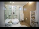 Апартаменты Palmina - comfort apartment: A1 veliki (6),  A2 žuti (4+1), A3 lila (2), SA4 bijeli (2) Макарска - Ривьера Макарска  - Апартамент - A1 veliki (6): ванная комната с туалетом