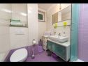 Апартаменты Palmina - comfort apartment: A1 veliki (6),  A2 žuti (4+1), A3 lila (2), SA4 bijeli (2) Макарска - Ривьера Макарска  - Апартамент -  A2 žuti (4+1): ванная комната с туалетом