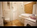 Апартаменты Palmina - comfort apartment: A1 veliki (6),  A2 žuti (4+1), A3 lila (2), SA4 bijeli (2) Макарска - Ривьера Макарска  - Апартамент - A3 lila (2): ванная комната с туалетом