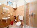 Апартаменты Mira - 10 m from beach: SA3(2), SA4(2), A5(2+2) Заострог - Ривьера Макарска  - Студия- апартамент - SA3(2): ванная комната с туалетом