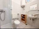 Апартаменты Mira - 10 m from beach: SA3(2), SA4(2), A5(2+2) Заострог - Ривьера Макарска  - Студия- апартамент - SA4(2): ванная комната с туалетом