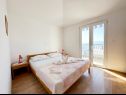 Апартаменты Mira - 10 m from beach: SA3(2), SA4(2), A5(2+2) Заострог - Ривьера Макарска  - Апартамент - A5(2+2): спальная комната
