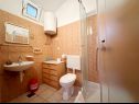 Апартаменты Tomo - 10 m from beach: A1(2+2), SA2(2) Заострог - Ривьера Макарска  - Апартамент - A1(2+2): ванная комната с туалетом