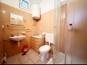 Апартаменты Tomo - 10 m from beach: A1(2+2), SA2(2) Заострог - Ривьера Макарска  - Апартамент - A1(2+2): ванная комната с туалетом