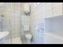 Апартаменты Anki - 15 m from sea: A1(4), A2(3), A3(2+1), A4 east(2+1) Живогошче - Ривьера Макарска  - Апартамент - A2(3): ванная комната с туалетом
