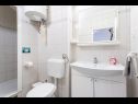 Апартаменты Anki - 15 m from sea: A1(4), A2(3), A3(2+1), A4 east(2+1) Живогошче - Ривьера Макарска  - Апартамент - A3(2+1): ванная комната с туалетом