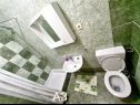Апартаменты Mir - free parking: SA2(2), SA3(2), A4(2+2), A5(6+1) Живогошче - Ривьера Макарска  - Студия- апартамент - SA3(2): ванная комната с туалетом
