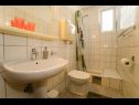 Апартаменты Petri - close to the sea: A1 Crveni (2+1), A2 Zuti (2+1), A3 Sivi (2+1) Тисно - Остров Муртер  - Апартамент - A3 Sivi (2+1): ванная комната с туалетом